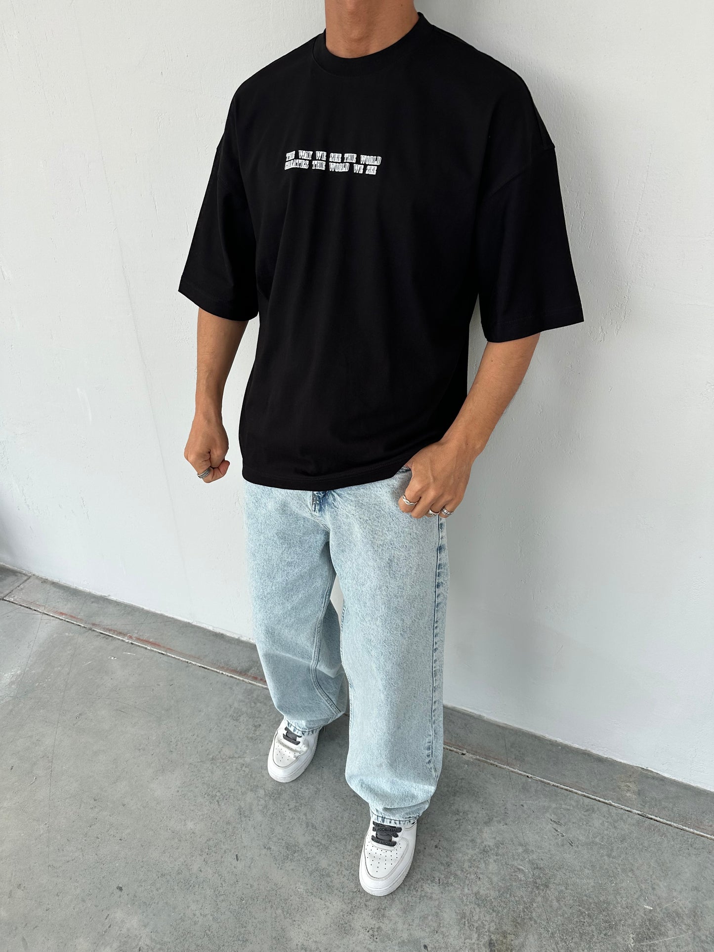 See The World Siyah Oversize T-Shirt